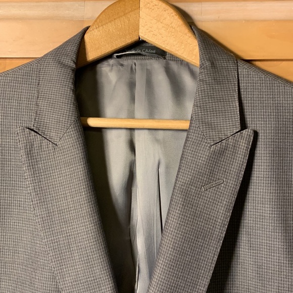 Calvin Klein (40R) - Picture 2 of 16